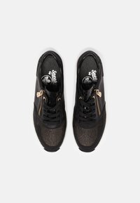 Svarta sneakers i mesh- och lädermaterial, med sidodragkedja, rund tå, textil och en vit gummisula.