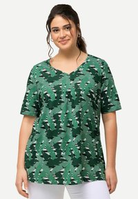 Ulla Popken GEOMETRIC PALM LEAF PRINT SHORT SLEEVE  - Triko s potiskem - light green