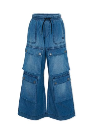 Pantaloni cargo in denim blu a gamba larga con vita elastica, coulisse nera e multiple tasche con patta e chiusura a bottone.