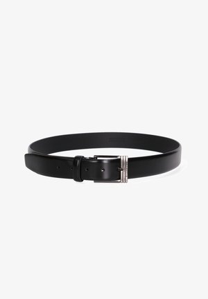 Ceinture en cuir noir avec boucle rectangulaire argentée et plusieurs trous d'ajustement, posée à plat sur fond blanc.