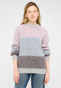 Strickpullover mit hellrosa, hellblauen und dunkelbraunen horizontalen Streifen; mittelschwere, gerippte Textur und runder Ausschnitt.