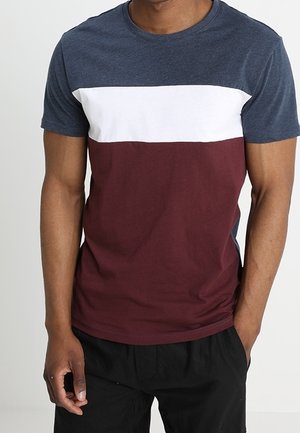 Kurzarm-T-Shirt mit einem dunkelblauen oberen Abschnitt, einem weißen horizontalen Streifen und einem burgunderfarbenen Körper, aus weichem Baumwollstoff hergestellt.