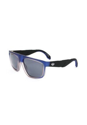 Occhiali da sole rettangolari con lenti grigio scuro, frontale della montatura sfumato dal blu al trasparente e aste nere con logo Adidas trefoil bianco.