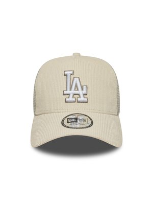 Casquette en côtelé beige avec logo "LA" brodé en blanc, arrière ajustable et visière arrondie. Elle possède un tissu texturé et une étiquette circulaire sur la visière.