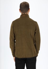 Giacca in pile verde oliva con colletto alto, tessuto texture e un sottile accento arancione al collo. Presenta una vestibilità comoda e maniche lunghe.