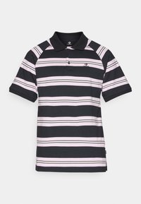 Pikétröja i marinblått med horisontella rosa och vita ränder. Har en klassisk krage, tre-knappsknäppning och mjukt bomullstyg.