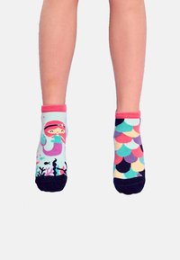 Calcetines de tobillo azul claro con un diseño de sirena, ribete rosa y un patrón de conchas en varios colores a los lados. Suelas negras antideslizantes.