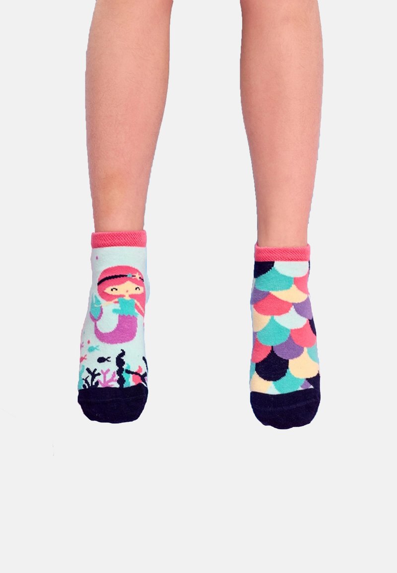 Calcetines de tobillo azul claro con un diseño de sirena, ribete rosa y un patrón de conchas en varios colores a los lados. Suelas negras antideslizantes.