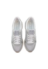 Šedé tenisky s texturovanou, třpytivou špičkou, bílými tkaničkami a měkkým šedým textilním svrškem. Obsahují podrážku z gumy a branding na jazyku.