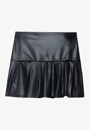 Crna suknja od umjetne kože s plisiranim dizajnom, kratke dužine, glatke teksture i prilagođenim strukom.