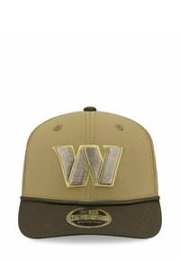 Beige Baseballmütze mit einem gestickten, hellgrauen "W" auf der Vorderseite, grünem Schirm, Stretch-Snap-Verschluss auf der Rückseite und glatter Stoffoberfläche.