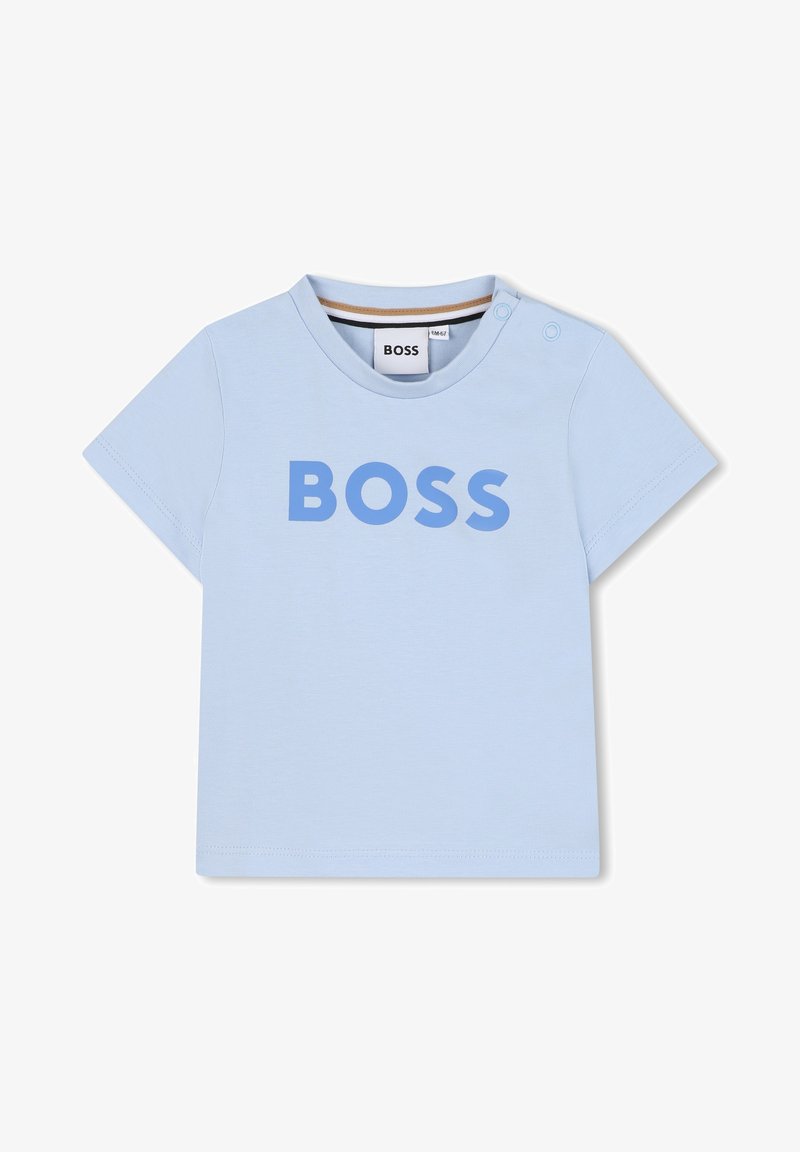 T-shirt de algodão azul claro com mangas curtas, apresentando um grande logótipo "BOSS" em azul mais escuro. Decote redondo com dois botões de pressão.