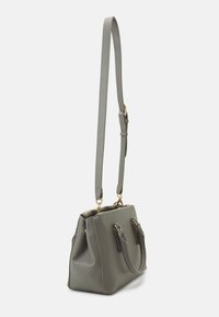 Szara torebka syntetyczna o zorganizowanym kształcie, z górnymi uchwytami i długim regulowanym paskiem. Złote okucia stanowią dodatkowy detal w projekcie.