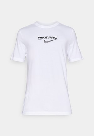 Balta Nike Pro marškinėliai su apvalia iškirpte, trumpomis rankovėmis ir pilku logotipu krūtinėje, pagaminti iš kvėpuojančios medžiagos.