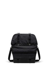 Zaino di tessuto nero con due tracolle superiori, tasca frontale con zip e fibbie laterali regolabili. Presenta una texture liscia e un design strutturato.