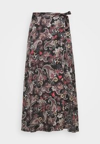Jupe enroulée noire avec un motif floral paisley rouge, beige et blanc, nouée à la taille avec un nœud en tissu sur un fond uni.
