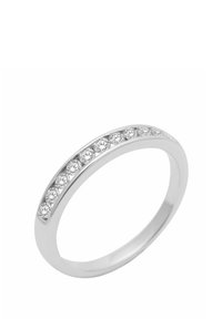 Anello in argento con una fila di otto diamanti tondi incastonati su una superficie lucida, con interno liscio e design minimalista.