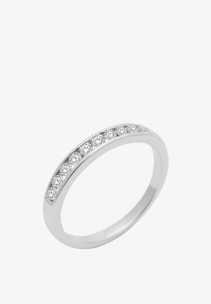 Strieborný prsteň s radom ôsmich okrúhlych diamantov zasadených do lesklého povrchu, s hladkým vnútrom a minimalistickým dizajnom.