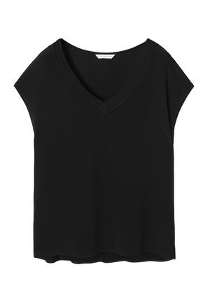 Čierny top s krátkymi rukávmi a výstrihom do V s jemnými švami. Mäkký materiál s mierne zakriveným lemom. Jednoduchý, klasický dizajn.