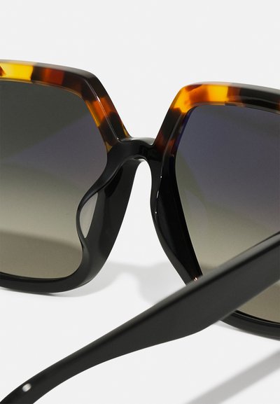 Überdimensionale Sonnenbrille mit einem Rahmen aus schwarzem und Schildpatt-Acetat, grauen Verlaufslinsen und schlanken schwarzen Bügeln.
