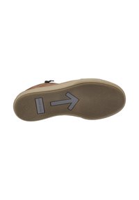 Chaussure en cuir marron avec une semelle en caoutchouc texturé. Présente une flèche directionnelle grise et un label de marque. Fermeture à zip sur le côté.