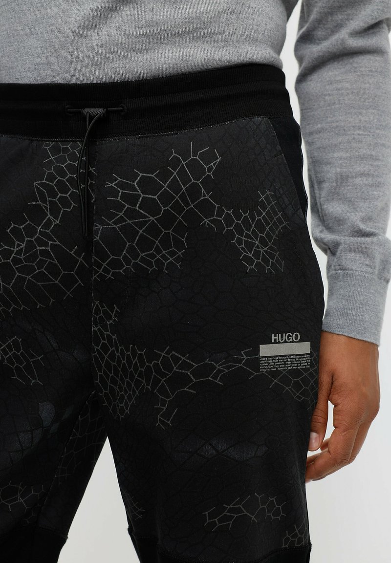 Herren Trainingsanzüge | HUGO DINSBURY Jogginghose black/schwarz - NT33387 Herren Trainingsanzüge | HUGO DINSBURY Jogginghose black/schwarz - NT33387
