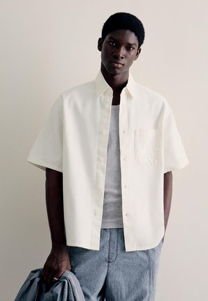 Bershka EMBROIDERED BOXY SHORT SLEEVE SHIRT 01518335 - Hemd - white