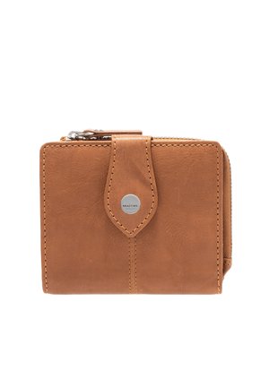 Portefeuille en cuir marron avec une texture lisse, doté d'un bouton-pression en métal argenté et d'une fermeture éclair. Design compact rectangulaire avec un bord cousu.