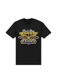 Czarna koszulka z kolorową ilustracją skarabeusza z skrzydłami oraz tekstem "Nie przestawaj wierzyć, Journey" w pogrubionych żółtych i białych literach.