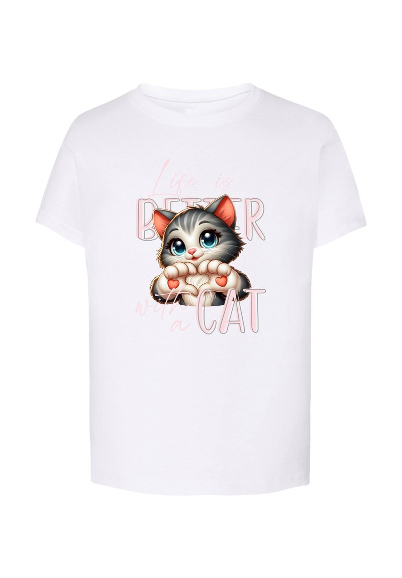 Biała koszulka z krótkim rękawem, przedstawiająca kreskówkowego kota z dużymi niebieskimi oczami, trzymającego serce oraz napis "Życie jest lepsze z kotem" w kolorze różowym.