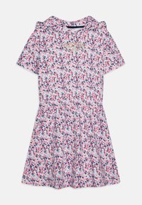Robe fleurie à manches courtes, présentant un motif rose, bleu et blanc. Taille élastique, tissu doux et logo "GUESS" en doré à l'avant.