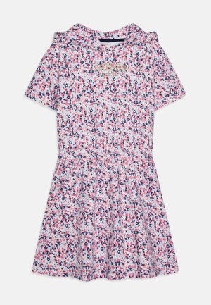 Vestido floral com mangas curtas, apresentando um padrão em rosa, azul e branco. Cintura elástica, tecido suave e logótipo "GUESS" em dourado na frente.