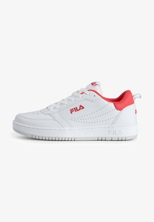 Scarpe da ginnastica bianche con accenti rossi, caratterizzate da una finitura testurizzata, dettagli perforati e suola in gomma. Logo Fila in evidenza.