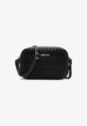 Zwarte crossbodytas met een doorgestikt patroon, een gouden gesp op de verstelbare riem en een gouden "DERIMOD" merklogo aan de voorkant.