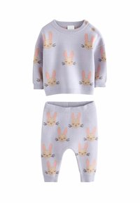 Lilla strikket to-delssæt bestående af en langærmet bluse og matchende bukser, begge med et kaninansigt mønster i beige og pink. Knapdetalje på skulderen.