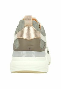 Sneaker grigio e bianco con un accento metallico oro rosa sul tallone, tomaia in rete, suola ammortizzata e dettagli testurizzati sul corpo.