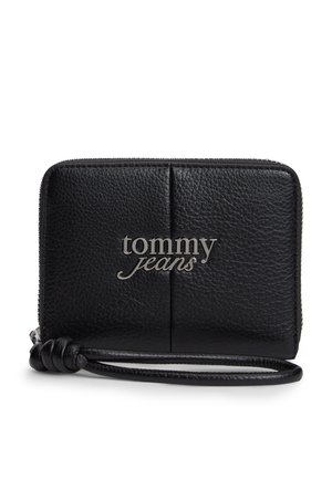 Portofel de mână din piele neagră texturată, cu logo argintiu "tommy jeans" și închidere cu fermoar.