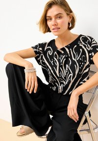 Next ROUND NECK CAP SLEEVE  REGULAR FIT - Nyomott mintás póló - black white swirl print