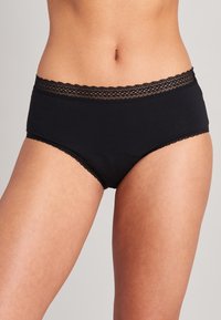 Schwarze Baumwollunterwäsche mit einem Spitzenbesatz am Taillenbund und den Beinsäumen, die eine glatte Textur und eine figurbetonte Form aufweist. Keine sichtbaren Muster oder Hardware.
