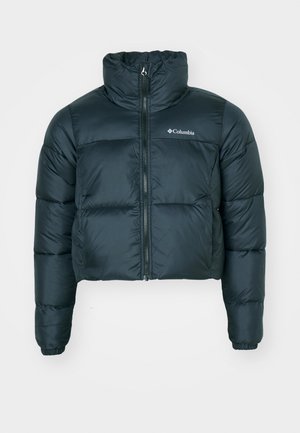 Veste matelassée courte, de couleur vert foncé, avec un col montant, une fermeture éclair complète et des poignets élastiques. Présente un logo sur la poitrine gauche et une texture matelassée.