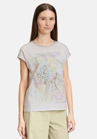 Lichtgrijze T-shirt met korte mouwen, voorzien van een kleurrijk, ingewikkeld grafisch ontwerp en geborduurde tekst "ISLAND LIFE" aan de voorkant.