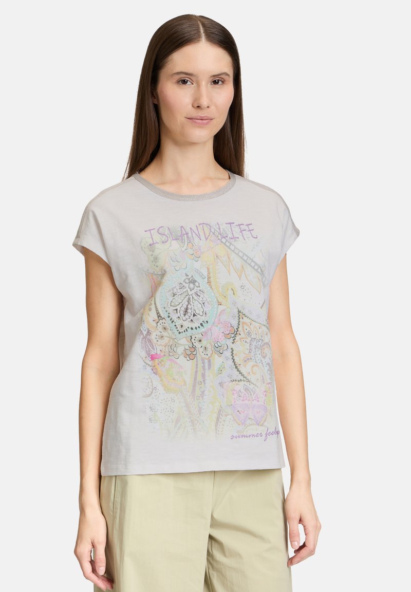 Lichtgrijze T-shirt met korte mouwen, voorzien van een kleurrijk, ingewikkeld grafisch ontwerp en geborduurde tekst "ISLAND LIFE" aan de voorkant.
