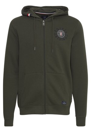 Maslinasto zelena zip-up dukserica izrađena od mekanog materijala. Ima prednji logo, dva bočna džepa, te rebraste manžetne i rub.
