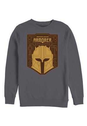 Grå sweatshirt med en gylden Mandalorian-hjelmgrafik og teksten "Mandalorian Armorer" på fronten.