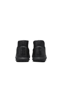 Zapatillas deportivas negras con un diseño de caña alta, parte superior sintética texturizada, acentos en contraste y suela de goma con un patrón moteado.