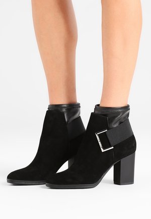 Bottines à talons hauts - black