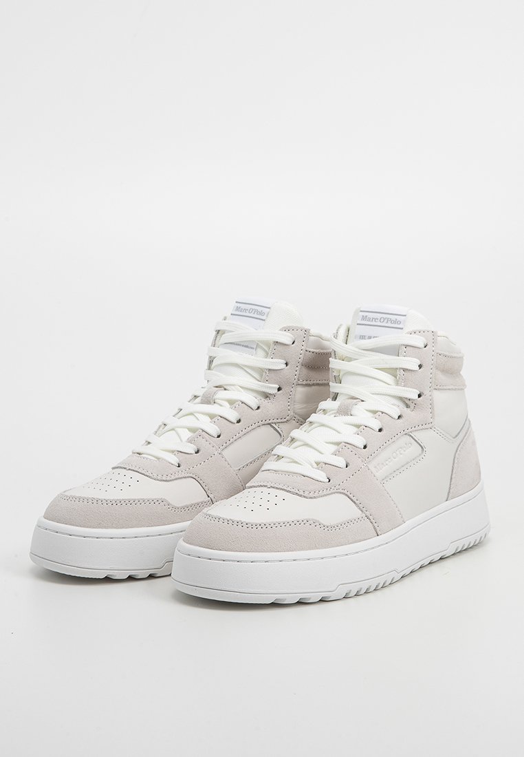 Wysokie sneakersy w jasnoszarym i białym kolorze, wykonane z zamszu i materiałów syntetycznych. Posiadają płaskie sznurowadła, perforowany czubek oraz wyściełany kołnierz.