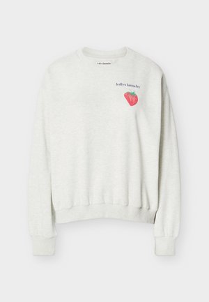 Ανοιχτό γκρι φούτερ με στρογγυλή λαιμόκοψη, με μια μικρή κόκκινη φράουλα και το κείμενο «lollys laundry» στο επάνω αριστερό μέρος του στέρνου.