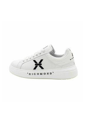 - Sneakersy niskie