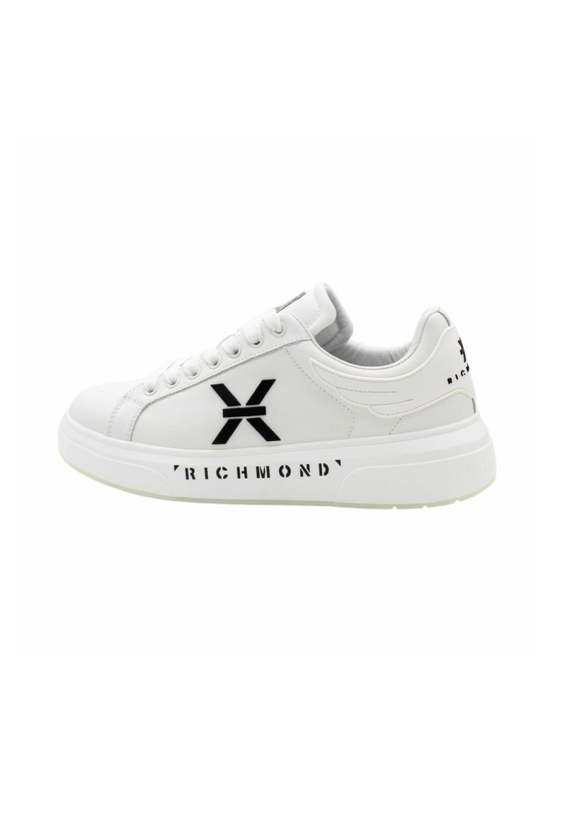 Sneaker bianco con dettagli neri. Presenta un materiale liscio, punta arrotondata, design con lacci e un marchio sul lato e sul tallone. Suola spessa bianca.